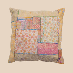 Vintage kantha patchwork cushion 50x50 | kleurrijk kantha kussen van gerecycled katoen uit India | boho sierkussen voor sofa, tuin, terrace, garden decor